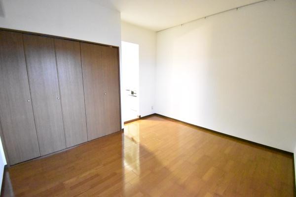 居室・リビング　同物件別室