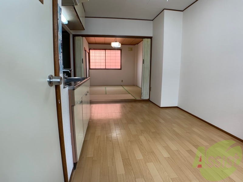 居室・リビング　リビングです。木目のフローリングが落ち着きますね。