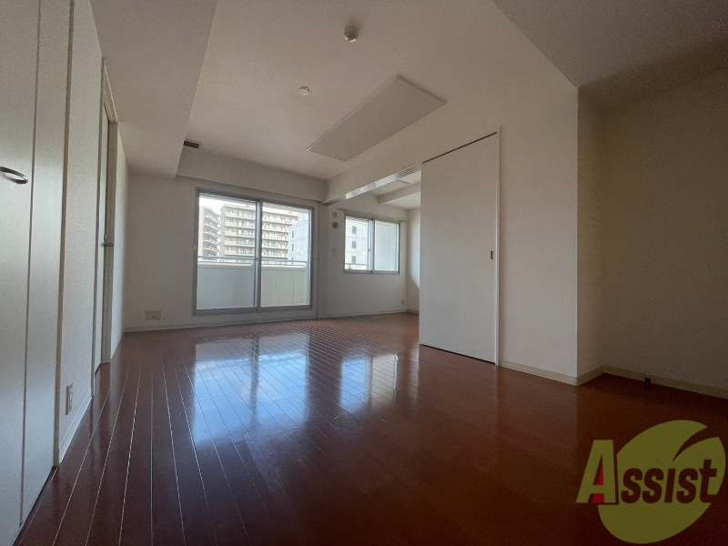 居室・リビング　白さが清潔感を出してくれます。お部屋も明るいですね。