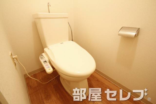 トイレ　温水洗浄便座。