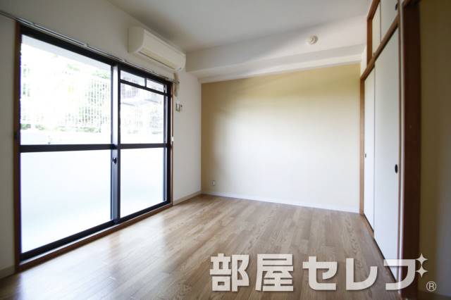 居室・リビング　落ち着いたお部屋になります。