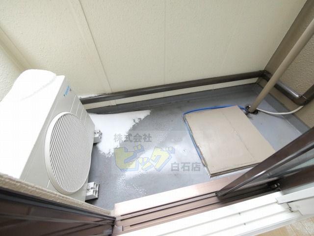 バルコニー　物置・洗濯物干しなど様々な用途で便利です♪