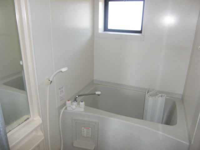 バス・シャワールーム　小窓付のバスルーム
