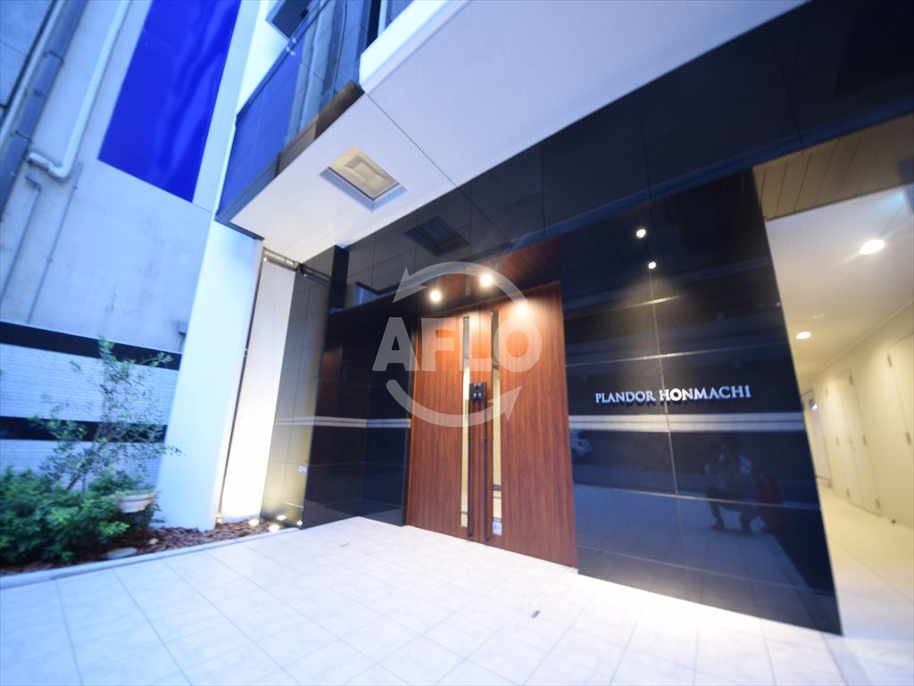 エントランス　プライムアーバン御堂筋本町　開放的なエントランスアプローチ