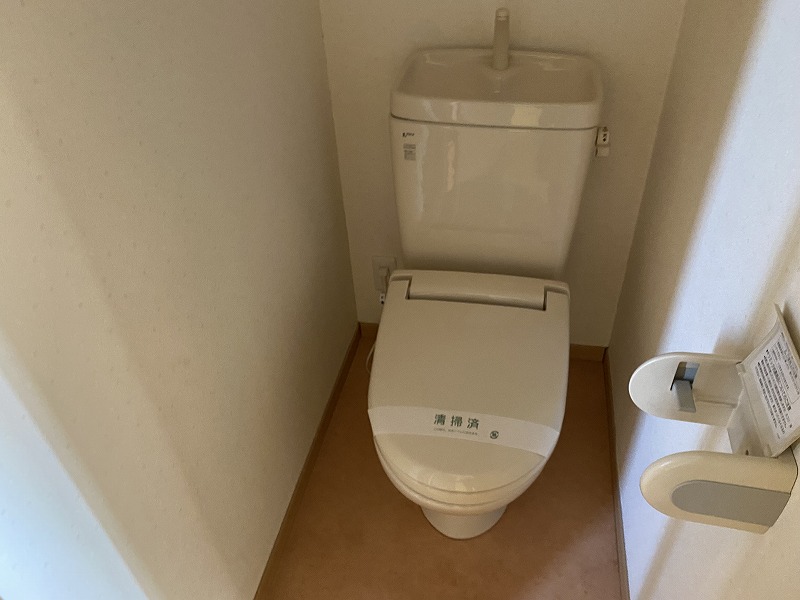 トイレ　暖房便座付きのトイレです。上部に棚もございます♪