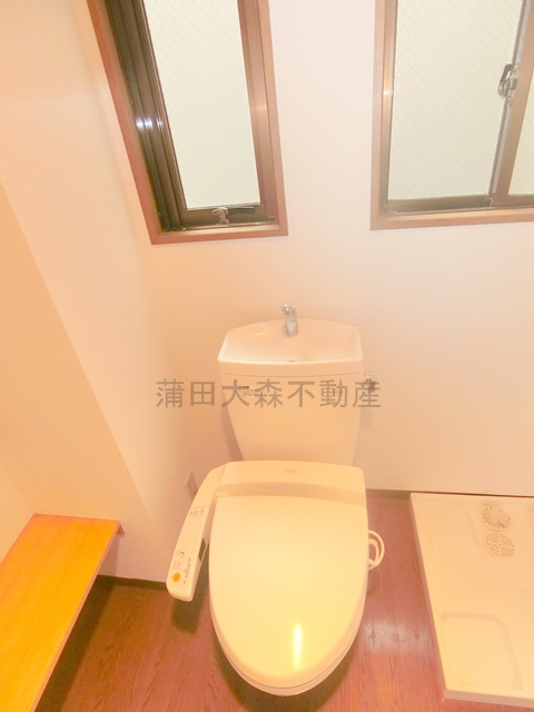 トイレ　窓と温水洗浄機能付きのトイレ