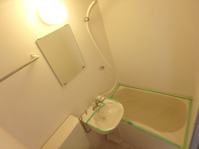 バス・シャワールーム　コンパクトで使いやすいお風呂です