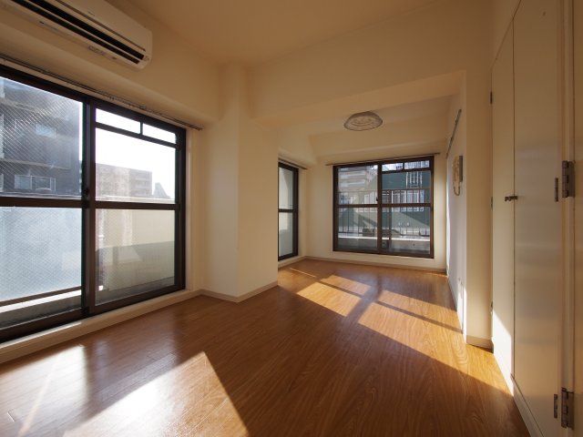 居室・リビング　２面採光であかるい居室♪