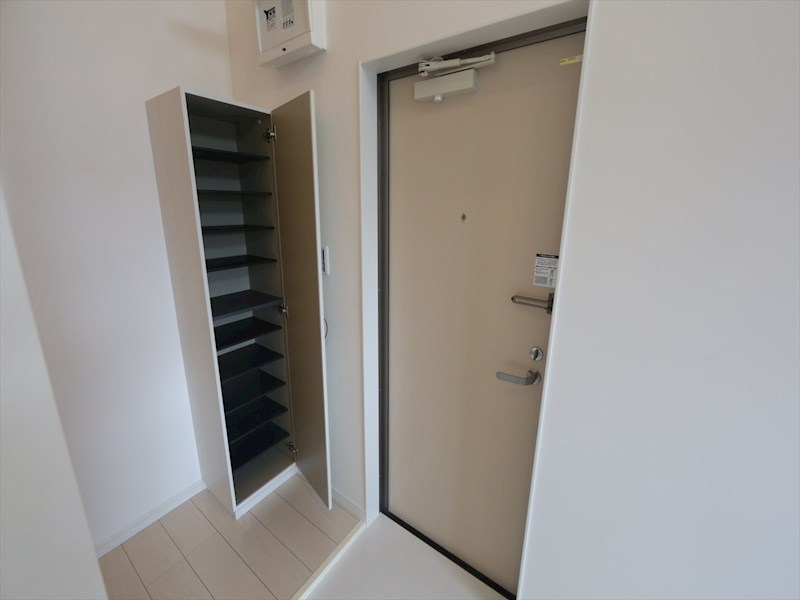 玄関　玄関　シューズボックス付（収納充実してます）