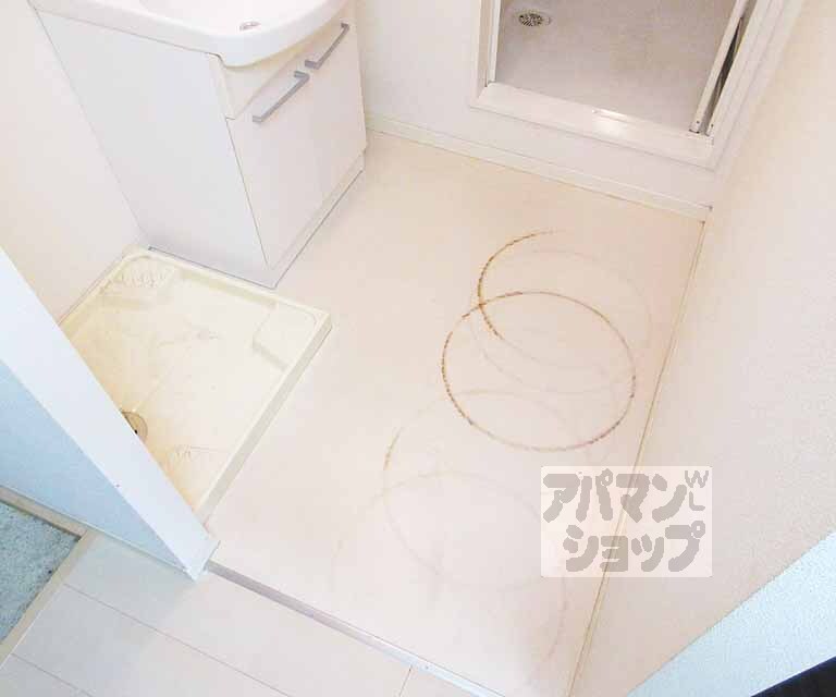 洗面設備　脱衣所もおおきめ