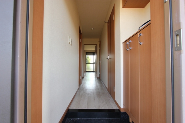 玄関　玄関を入ると廊下が続きます