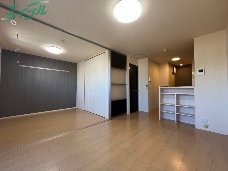 居室・リビング　同物件別室写真