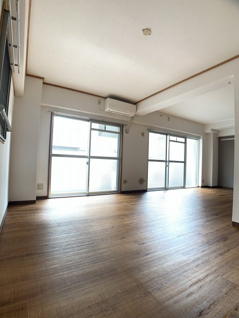 居室・リビング　床色が落ち着いた色合いで綺麗です♪