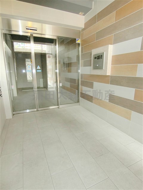 エントランス　防犯カメラTVモニター付オートロック　宅配BOX　エントラン