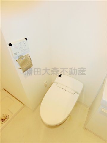 トイレ　タンクレス温水洗浄便座付き