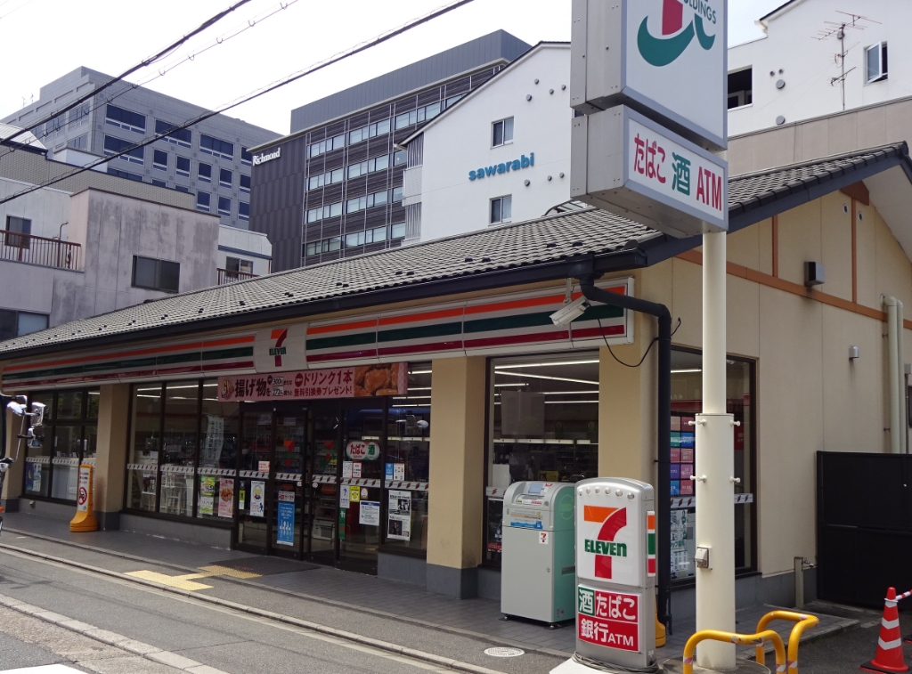 コンビニ　セブンイレブン 下京区役所前店（コンビニ）まで112m