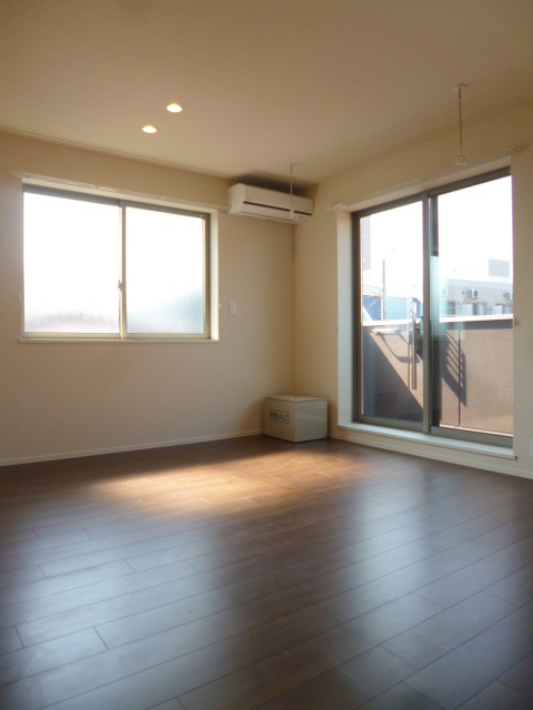 居室・リビング　２面採光のリビング