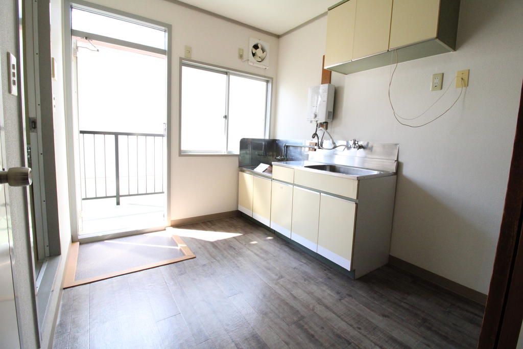 キッチン　窓があるので自然換気が可能です！！
