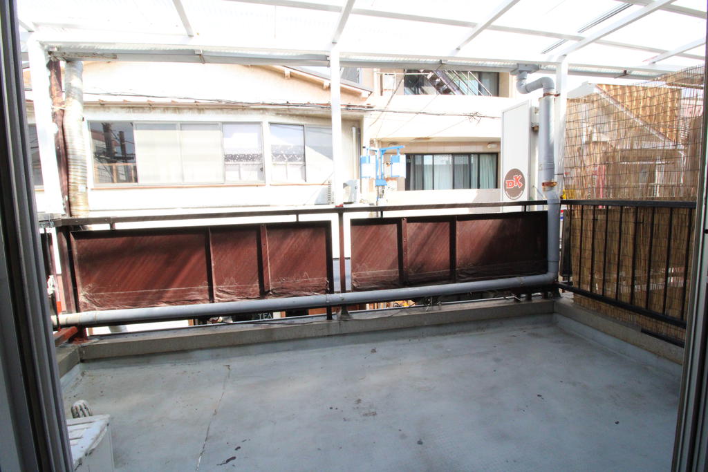 バルコニー　1F店舗上のルーフバルコニーで、屋根もあります！！