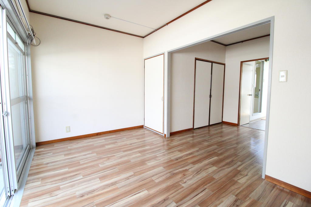 居室・リビング　エアコン完備でルーフバルコニーあり！！