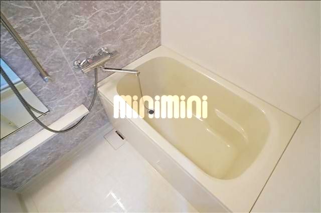 バス・シャワールーム　浴室乾燥付き。