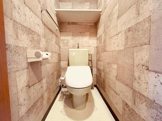 トイレ　※同タイプの別部屋の写真です。