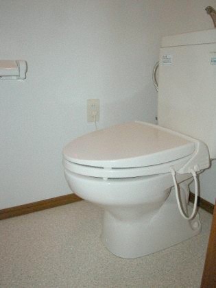 トイレ　弊社ではウォシュレットの取付もお手頃価格で承っております♪