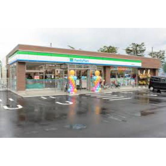 コンビニ　ファミリーマート津市ヨットハーバ（コンビニ）まで558m