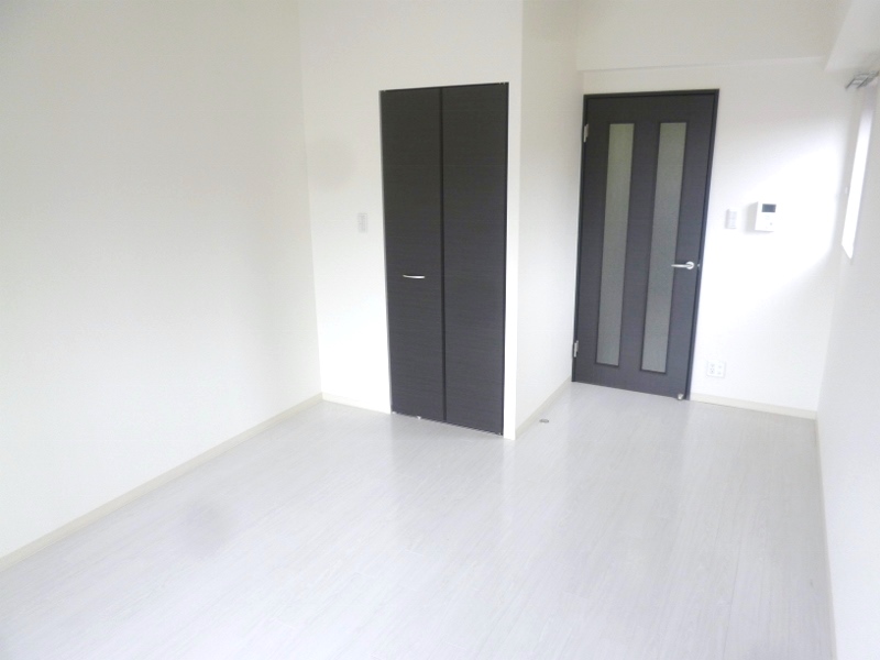 居室・リビング　エアコン設置済みの洋室♪