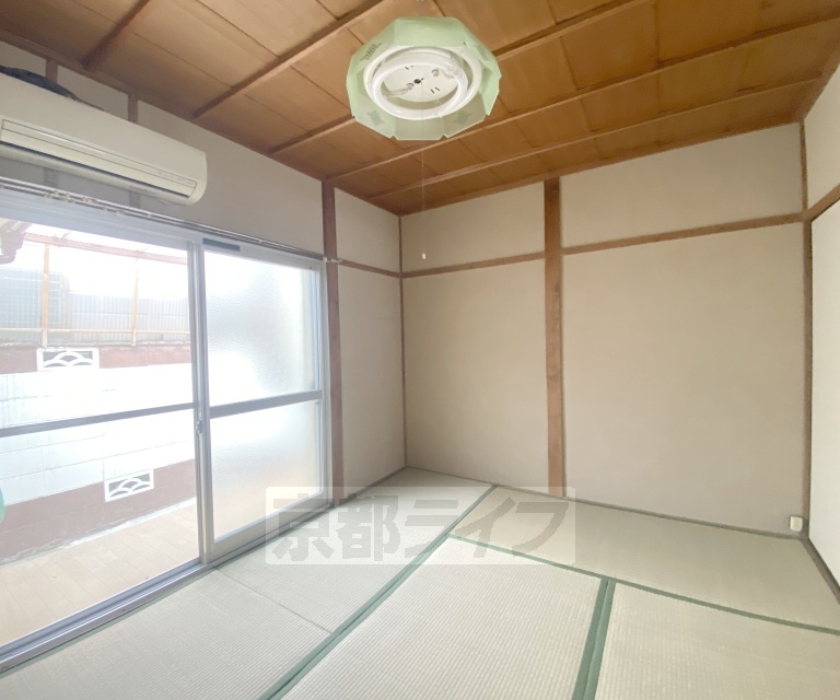 居室・リビング　落ち着いた雰囲気のお部屋です