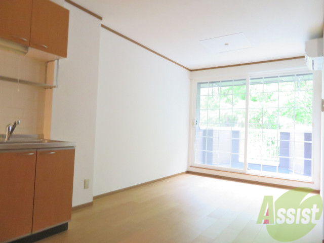 居室・リビング　大きな窓から日差しが入り明るいお部屋ですよ。