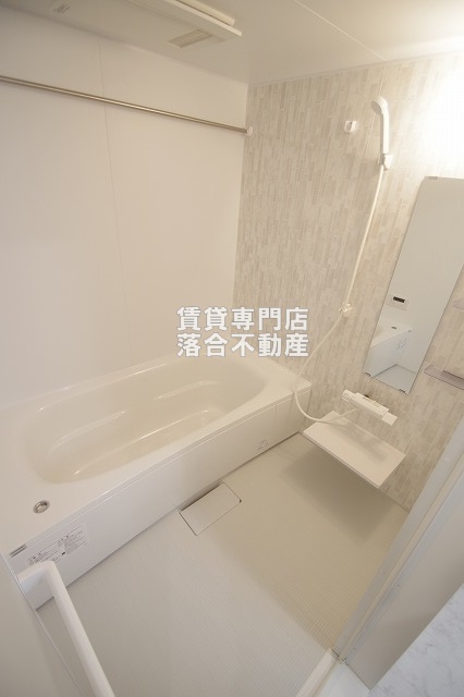 バス・シャワールーム　追い炊き機能、浴室乾燥機付き♪