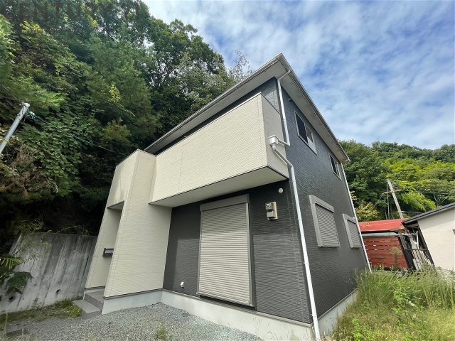 建物外観　ガレージ付きの戸建賃貸です♪