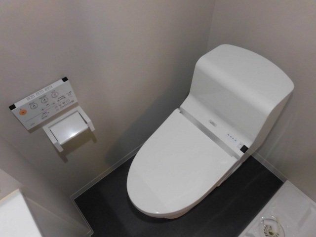 トイレ　温水洗浄便座付のトイレです。