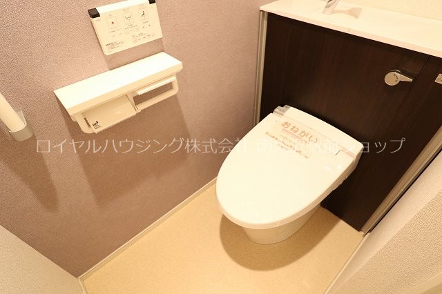 トイレ　温水洗浄便座です