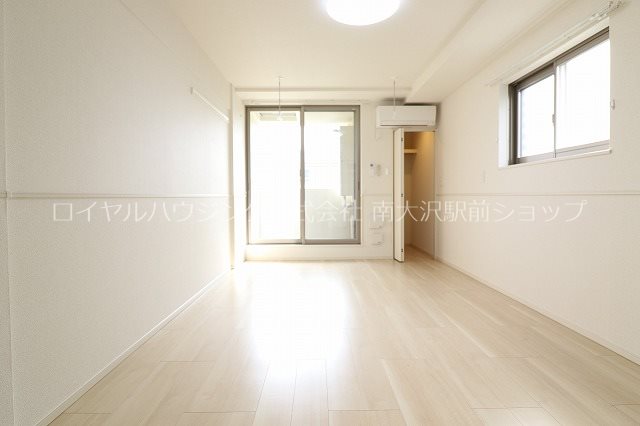 居室・リビング　角部屋、2面採光で明るい室内