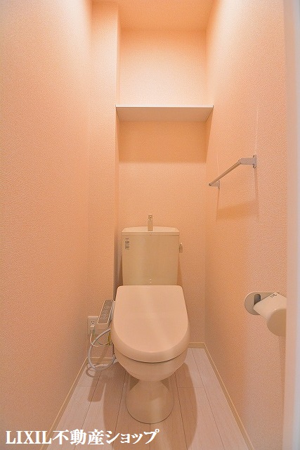 トイレ　上部に収納棚のある温水洗浄便座付のトイレです。