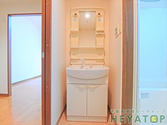 洗面設備　便利なシャワー付き洗面化粧台（同仕様写真）