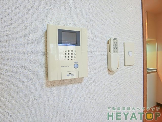 セキュリティ　モニター付きドアホンで安心確認（同仕様写真）