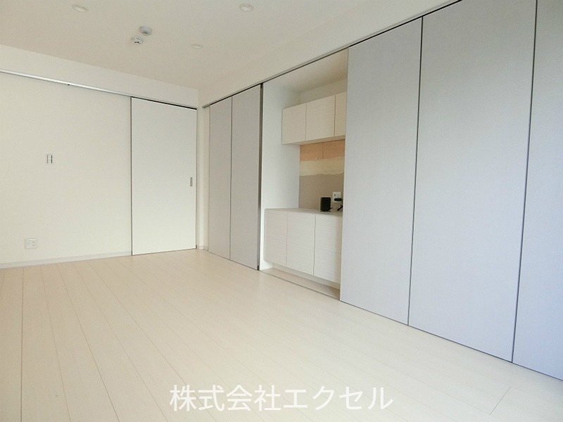 居室・リビング　白基調のオシャレなお部屋です。