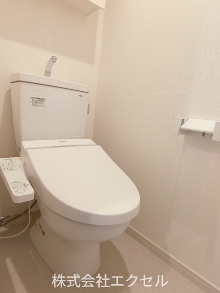 トイレ　嬉しいウォシュレット付きのトイレです。