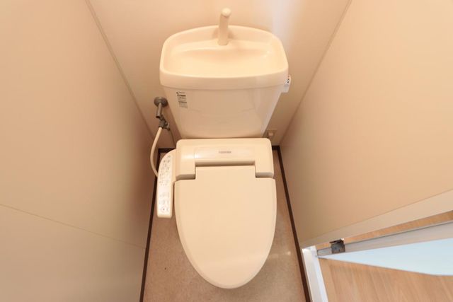 トイレ　写真は別号室になります。