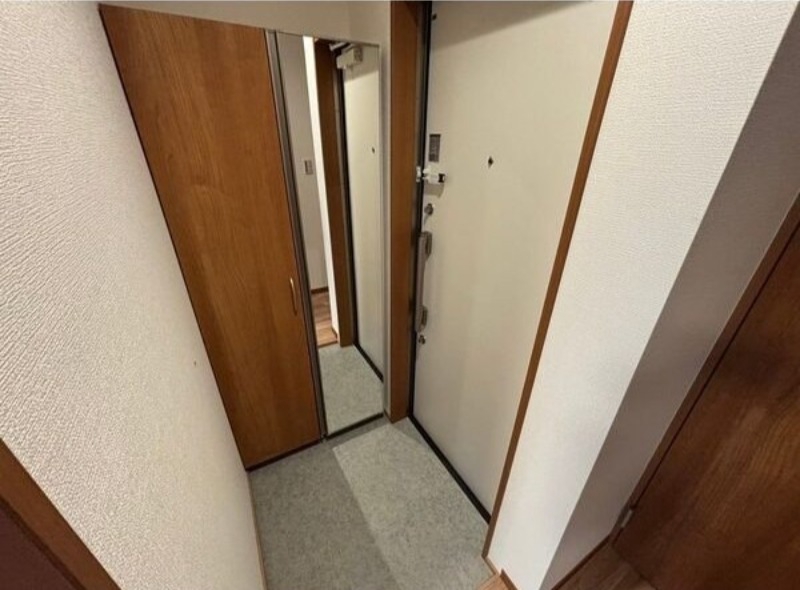 玄関　玄関を一歩入ると・・・こんな感じです。
