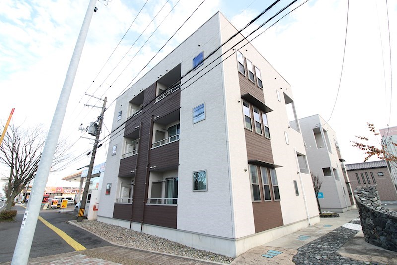 建物外観　大通り沿いで交通アクセスも良好のアパート