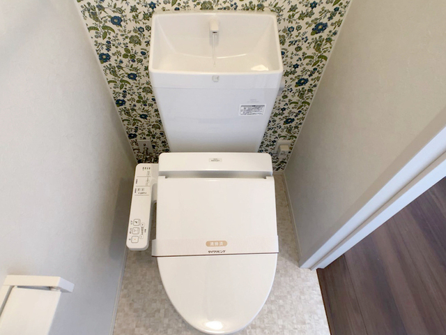 トイレ　温水洗浄便座付きトイレです。