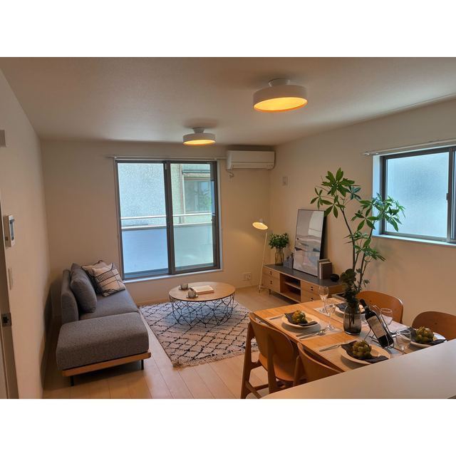 居室・リビング　家具と調度品等に関しては実際の賃貸住宅には含まれません。