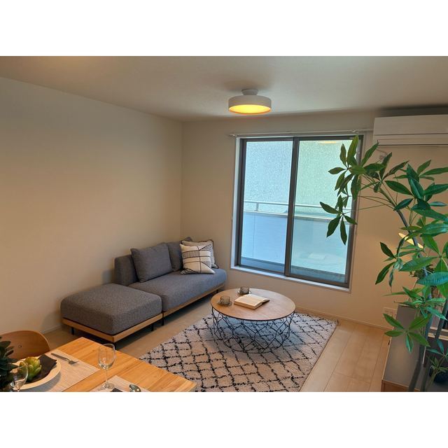 居室・リビング　家具と調度品等に関しては実際の賃貸住宅には含まれません。