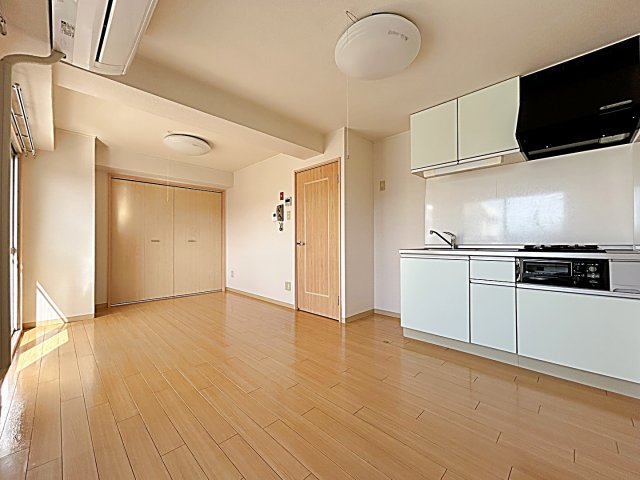 居室・リビング　別部屋、反転間取り画像です