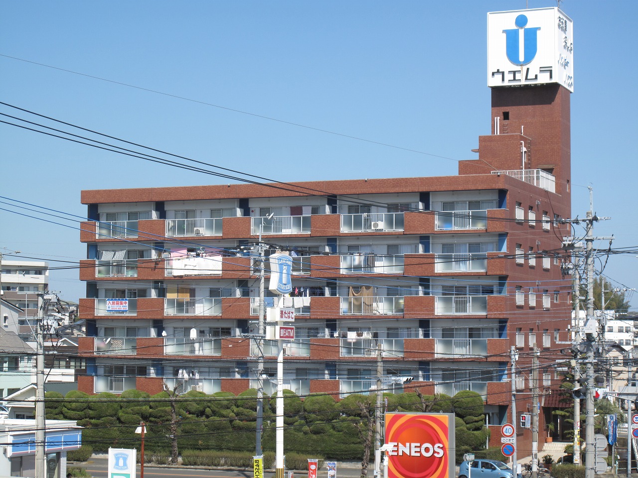 建物外観　赤レンガ調のビルです。