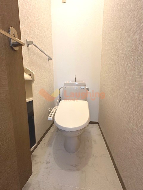 トイレ　ゆったりとした空間のトイレです※別号室のお写真になります。